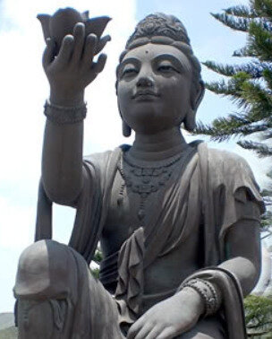 Buddha lève une fleur