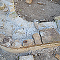 La technique du maçon du bâti ancien, l'opus incertum consiste à construire des murs à l'aide de petits moellons de pierre, qui sont généralement de formes et de dimensions complètement différentes en maçonnerie hourdés au mortier, par opposition à la maç