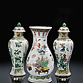 Paire de vases couverts et fontaine murale en porcelaine famille verte, chine, dynastie qing, époque kangxi