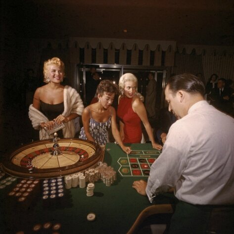 jayne-1955-las_vegas-dunes_casino-with_rita_moreno-gloria_paul-by_loomid_dean-1