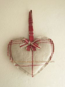 Coeur lin carreaux rouges avec noeud - 18 x 16 copie