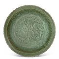 Rare grand plat en porcelaine émaillée céladon, Chine, Dynastie Ming (1368-1644)