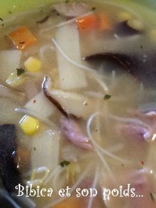 Soupe asiatique au poulet et maïs gros plan