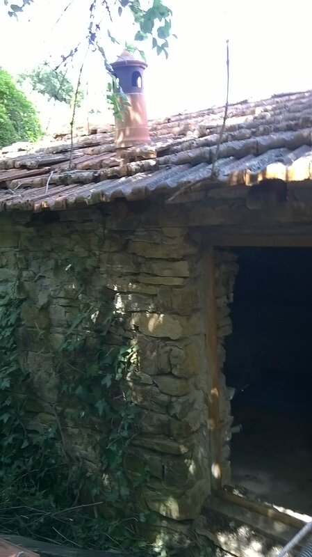 Davanti alla casa dietro