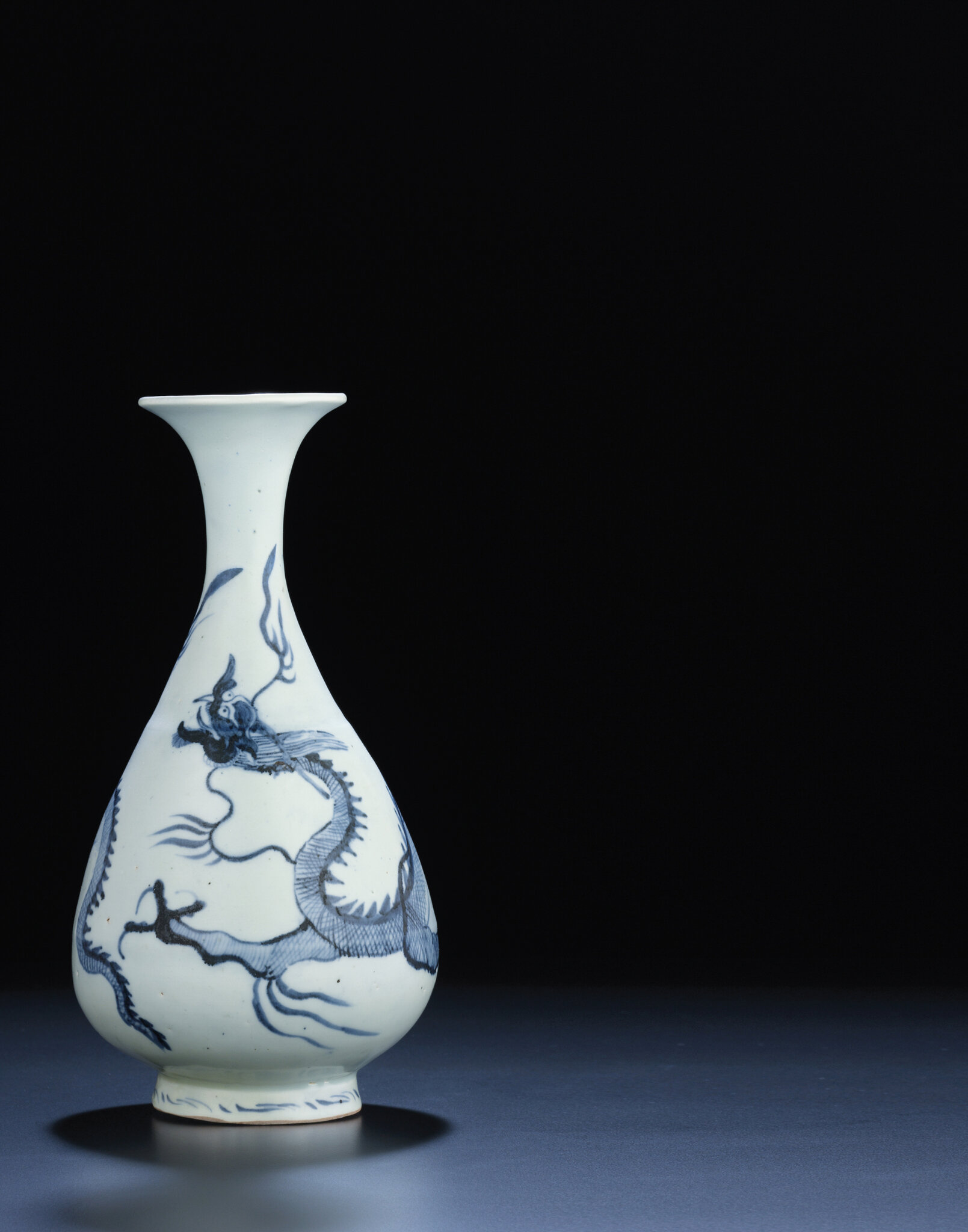A very rare Yuan blue and white pear-shaped 'dragon' vase,yuhuchunping, Yuan dynasty (1279-1368)