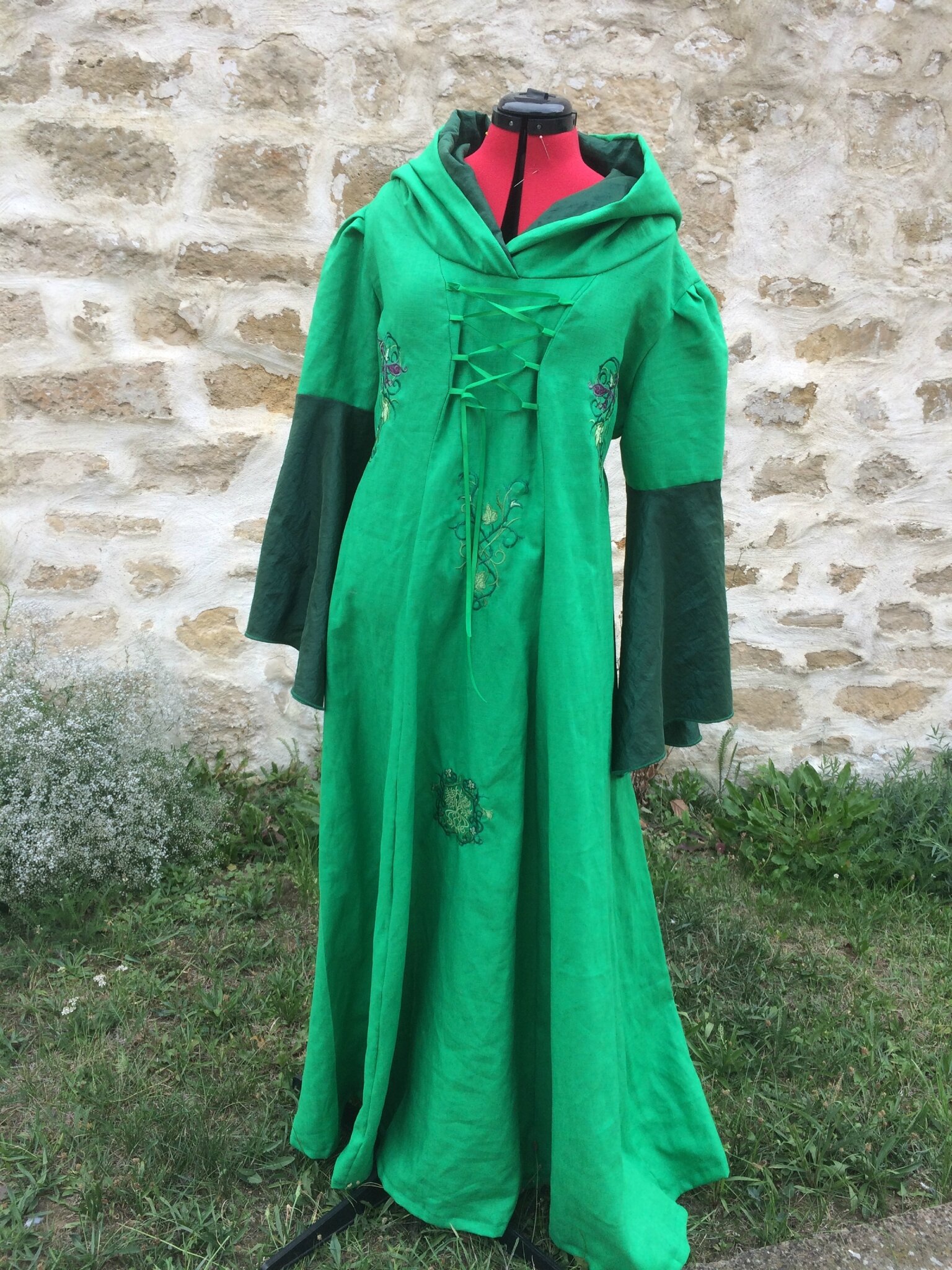 Robe médiévale verte avec broderies