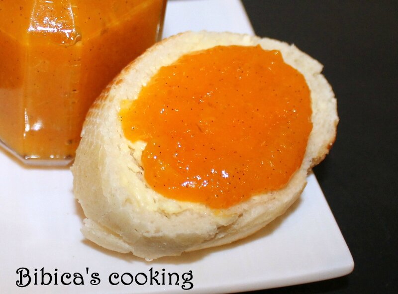 Confiture de potiron à l'orange pain gros plan