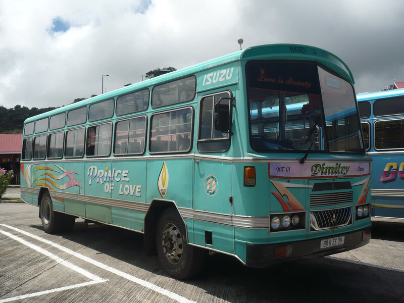 ISUZU autobus Prince of Love Port Mathurin (1)