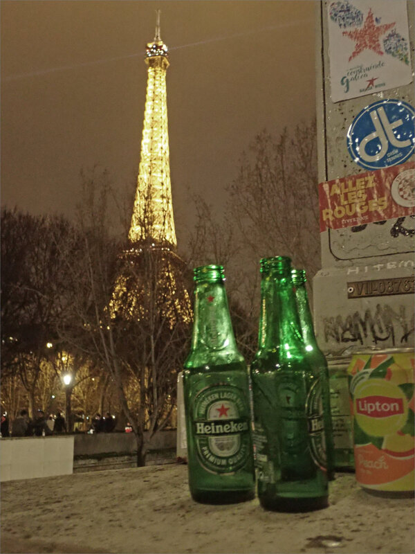 Paris 31122018 ym 6 Tour Eiffel et bouteilles bière