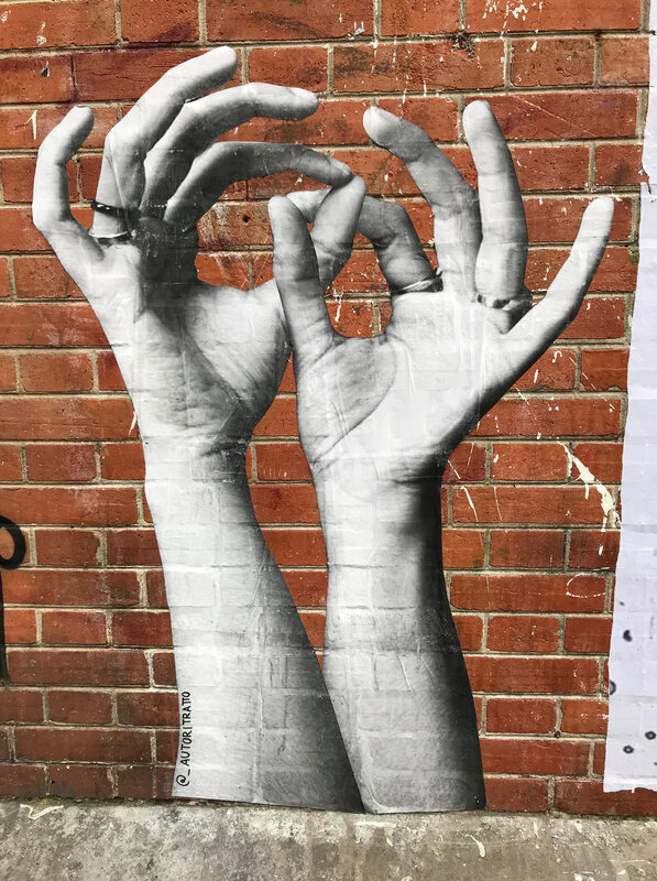 Mains street art