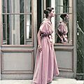Modèle en velours photographié au château de Versailles en 1952