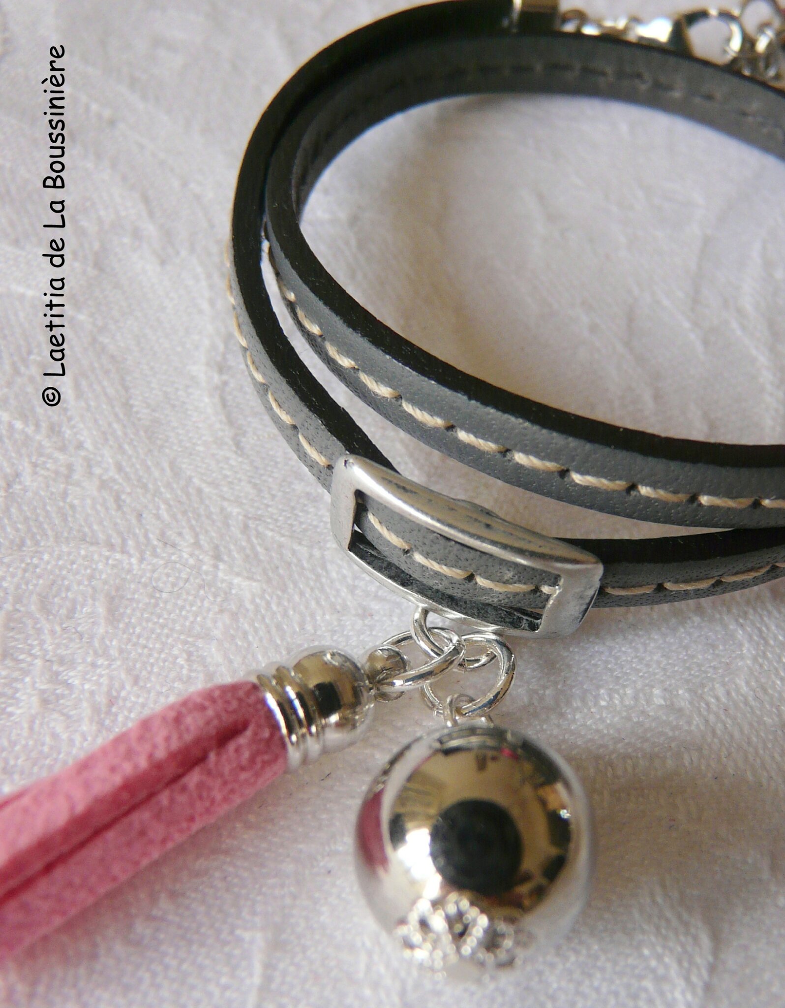 Bracelet Pompon gris (pompon rose) - détails