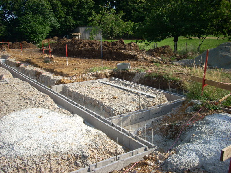 Pose des blocs à bancher  Photo de Du terrassement à la dalle  Faire