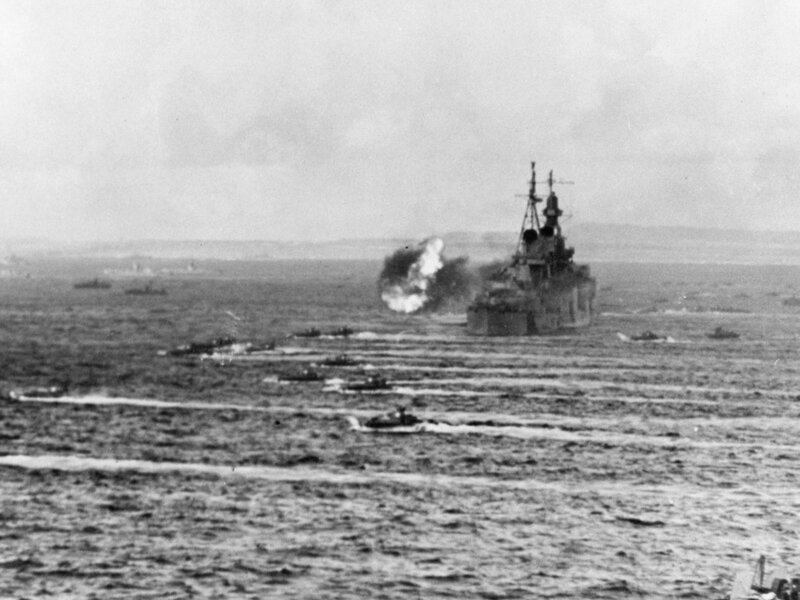 USS_Indianapolis_(CA-35)_shelling_Saipan_in_June_1944