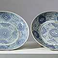 Deux plats à décor d'aster, chine, dynastie des qing, période jiaqing (1796-1820)