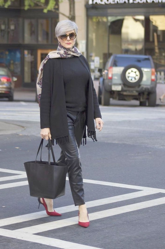 coupe-de-cheveux-court-femme-60-ans-avec-pantalon-cuir-noir-blouse-noire-et-veste-noire-chaussures-talon-rouges-sac-à-main-noir-e1598278464130 - Copie