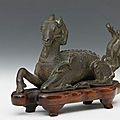 Sujet en bronze figurant un qilin allongé. chine, xviième siècle