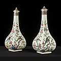 Meissen. paire de vases flacons couverts à section carrée. la porcelaine vers 1720-25, la décoration vers 1730-35