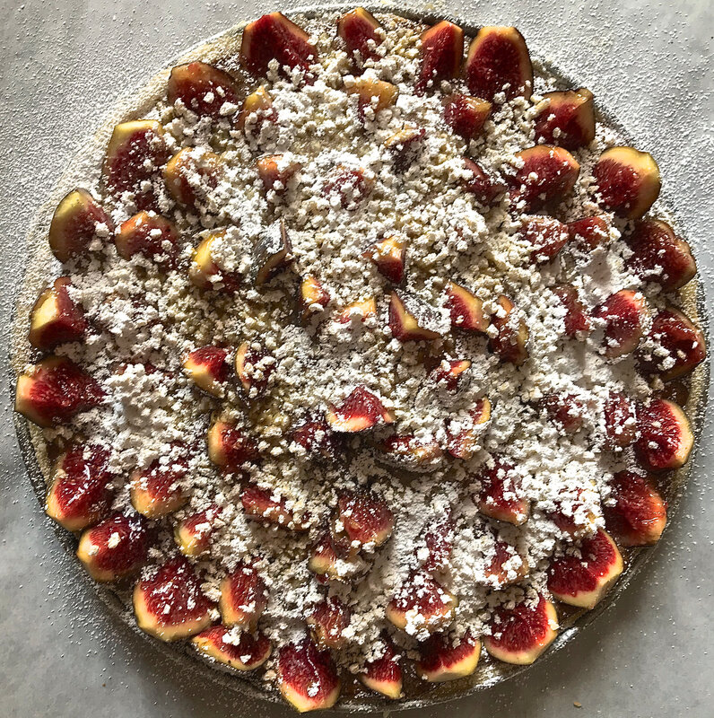 tarte aux figues au praliné saupoudrée de sucre glace avant cuisson