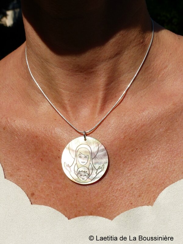 Collier médaille de Vierge à l'Enfant (sur chaîne argent massif lisse) porté