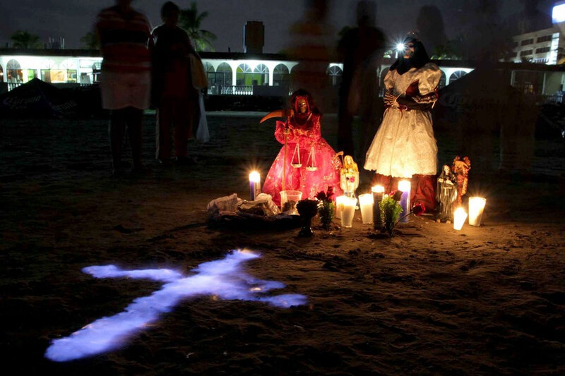 7781834844_des-croyants-en-train-d-accomplir-un-rituel-de-purification-du-culte-de-la-santa-muerte-sur-la-plage-de-veracruz-au-mexique-le-27-septembre-2015