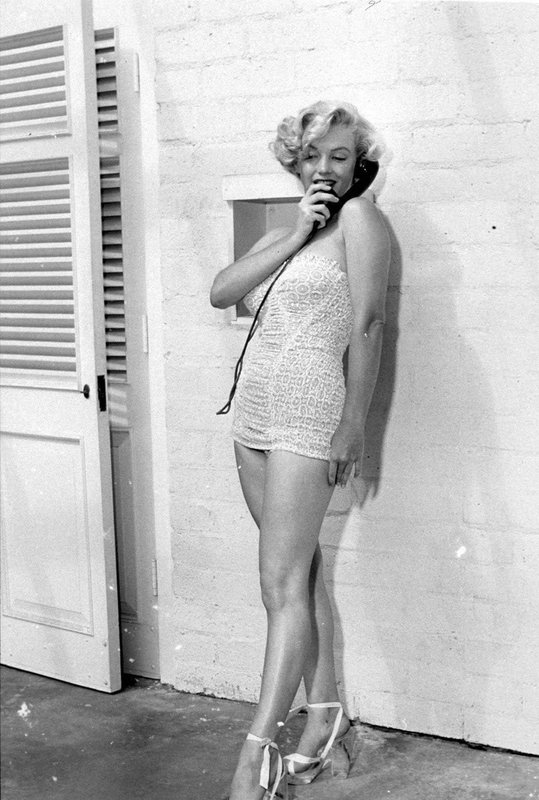 1951-04-MM_in_white_swimsuit2-hotel_bel_air-020-1