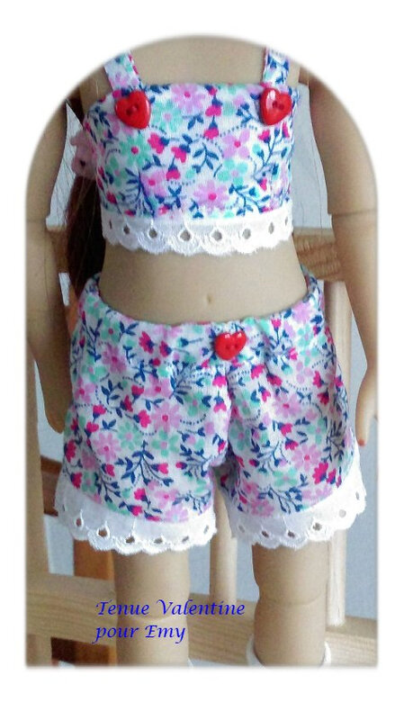 la brassière et le shorty , le tout bordé d'une large dentelle