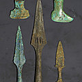 Un petit poignard, deux haches pédiformes, et deux pointes de lances, vietnam, culture de đông sơn, 3°-1° siècle bce