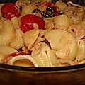 Salade de pates, thon, olives, tomates, sauce rose