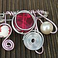 n°8 broche aluminium perle rouge
