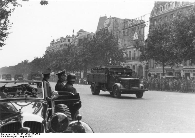 Bundesarchiv_Bild_101I-256-1231-07A,_Paris,_Champs-Élysées,_Wehrmachtsparade