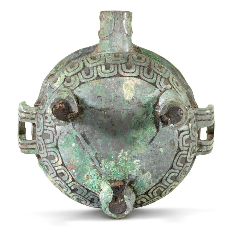 2020_CKS_18883_0010_011(a_rare_bronze_tripod_pouring_vessel_and_a_cover_xiaoliuding_late_weste010905)