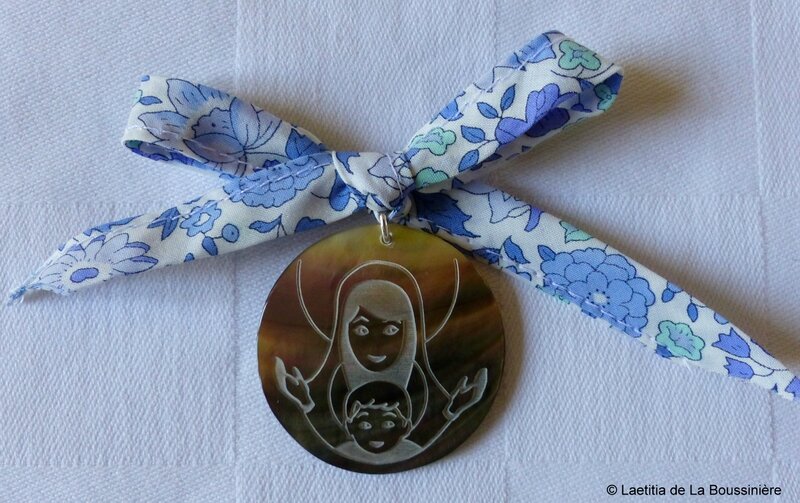 Médaille de Vierge à l'Enfant en nacr sur ruban d'Anjo bleu
