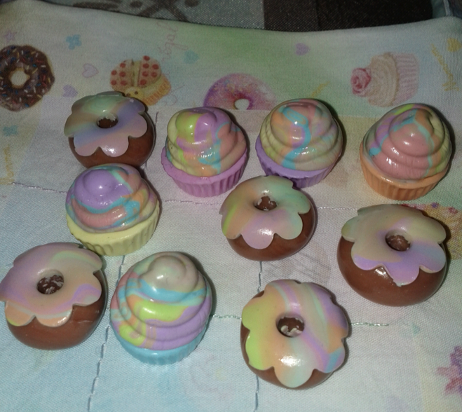 Donuts VS Cupcakes Viivi coud et bricole
