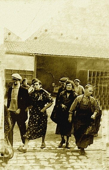 Marie Marguerite Peton a la sortie de l-usine