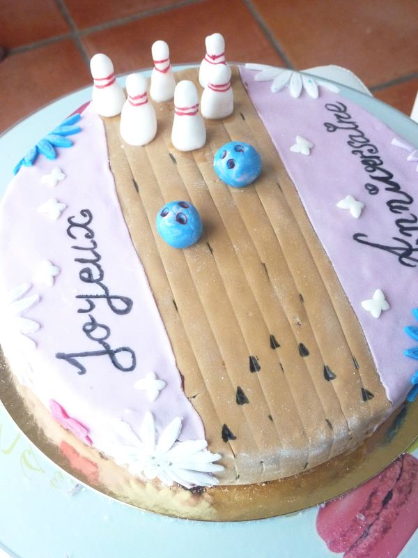 Gateau D Anniversaire Au Chocolat Et Decoration Bowling Les Macarons A La Chartreuse