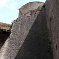 h1 une tour au pied église romane