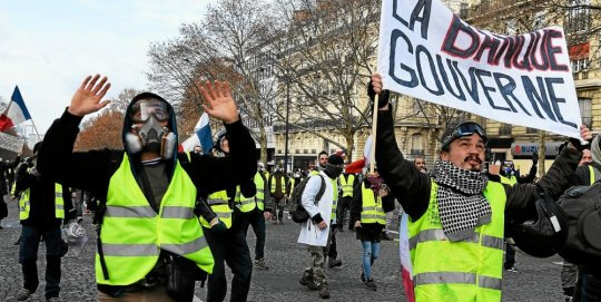 a-yellow-vest-gilet-jaune-protestor-holds-a-sign-reading_4311681_540x271p