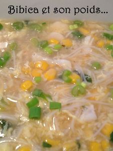 Bouillon_d_asperges_au_crabe__ma_s_et_coriandre_gros_plan_2