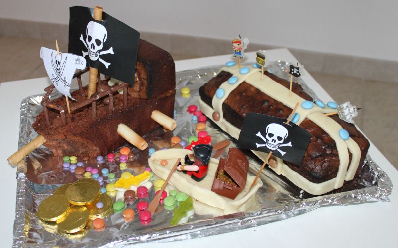 Gateau Bateau Et Coffre Pirate Photo De Z Les 4 Ans D Axel Theme Pirate Les Petites Creations De Ma Mame