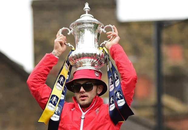 jack-wilshere-arsenal-fa-cup-trophy-parade-31052015_11wf8accw7cp01u8x85ncjjmyo