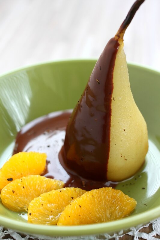 Recette de Poires pochées, sorbet poire et sauce chocolat par