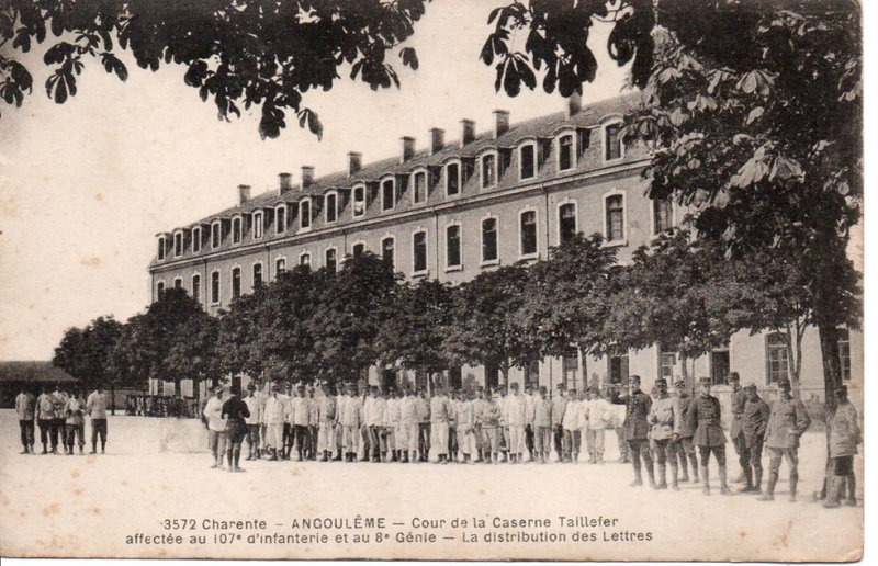 Angoulême Cour de la caserne Taillefer affectée au 107 d'infanterie