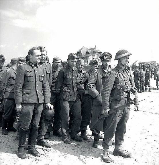 Group_of_prisoners_who_surrendered_to_Canadians_in_Courseulles