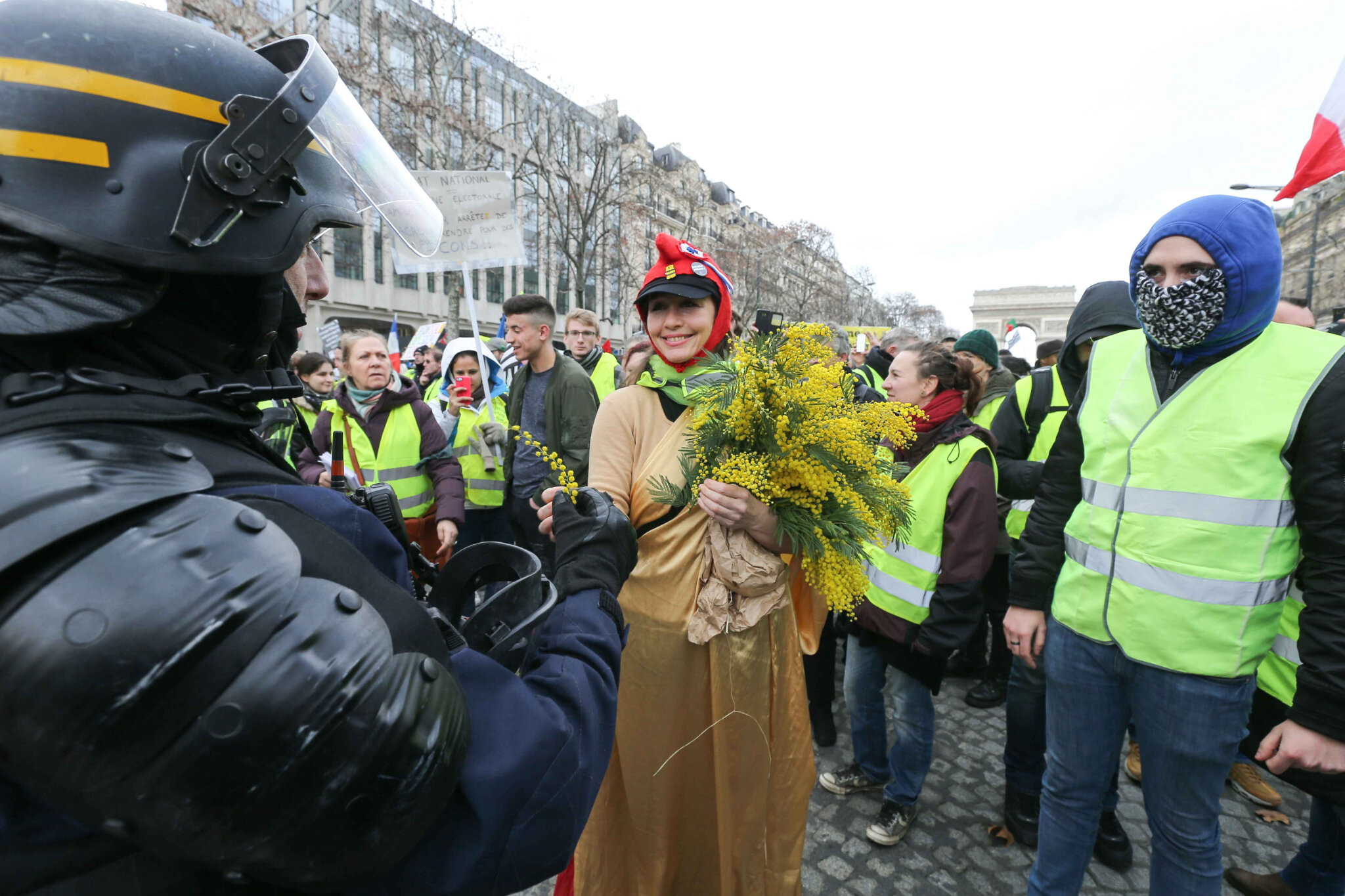 Quand des « gilets jaunes » offrent des fleurs à la police. © Michel Stoupak. Sam 09.02.2019, 12h00m16.