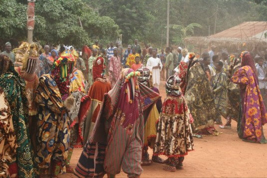 DIVINITE EGOUN REVENANT DANSEUR MASQUE VAUDOU BENIN PUISSANTE CONFRERIE VAUDOU