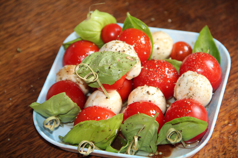 Brochettes apéritives de tomates cerises et mozzarella aux olives