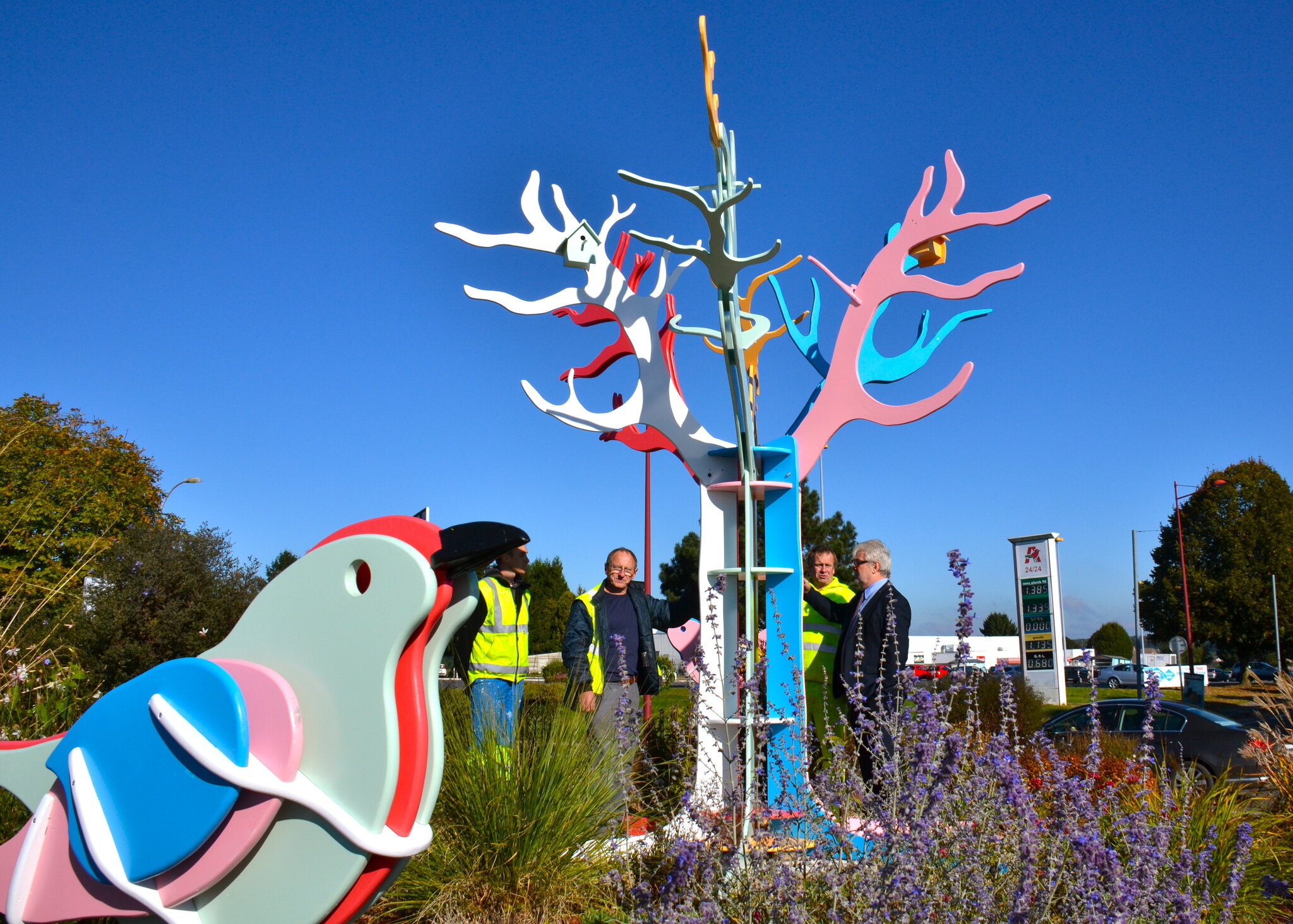 Les Petits Oiseaux De Toutes Les Couleurs Au Pied De Larbre