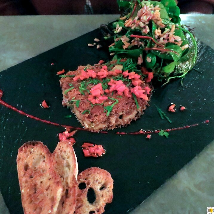 Terrine de pieds et oreilles de cochon, vinaigrette aux piquillos et toasts céréales (1)