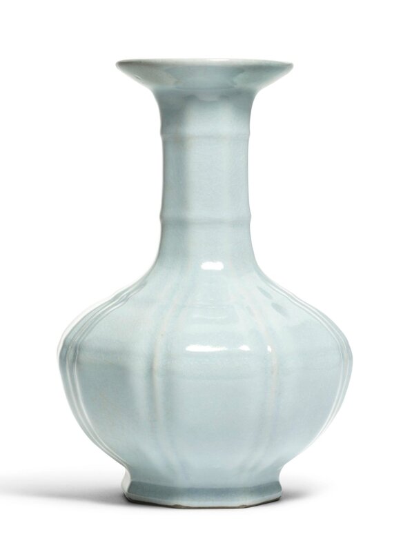 A rare ru-type vase, Qianlong seal mark and period (1736-1795)